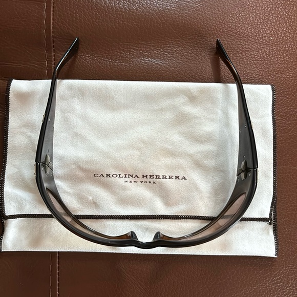 Carolina Herrera brown sunglasses with case - Picture 3 of 8